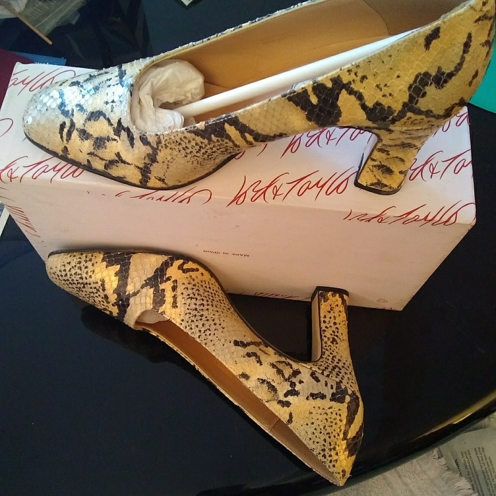 Classic "Snakeskin" look pumps